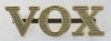 Logo VOX® pequeño (AC50, etc.), color dorado, montaje horizontal